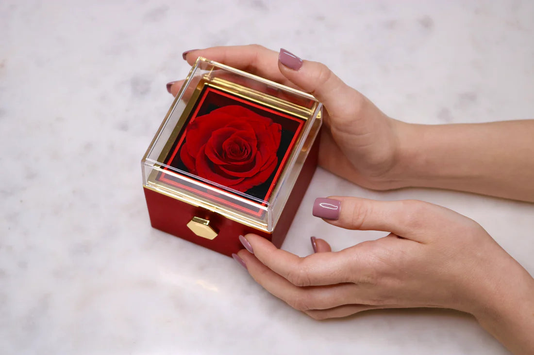 Eternal rose necklace